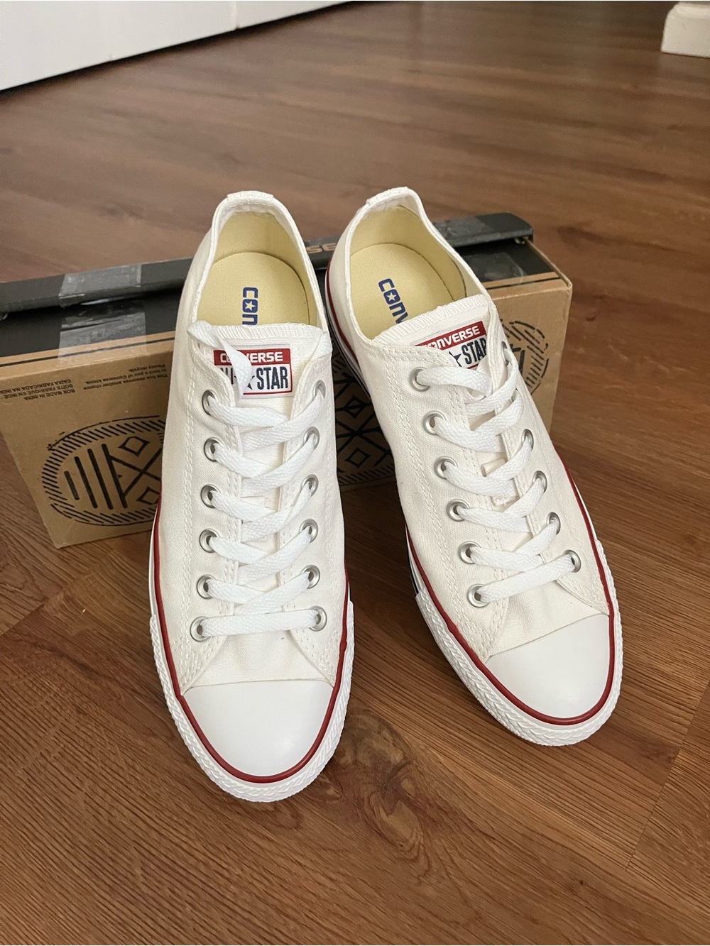 NWT Unisex Converse Low Top Sneakers in White with Red Trim Size women10/men8